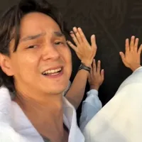 Potret Marcell Darwin Terharu dan Menangis Akhirnya Bisa Sentuh Ka’bah Saat Umrah
