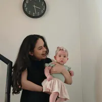 Potret Mikha Tambayong Kumpul Bareng Sahabat, Jenguk Baby Kaia - Makan Bakso Buatan Steffi Zamora