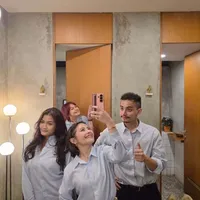 Potret Prilly Latuconsina Idul Adha Bareng Keluarga Omara Esteghlal