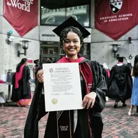 Potret Putri Anies Baswedan Wisuda S2 di Harvard, Pakai Toga Sambil Gendong Anak