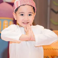 Potret Rayyanza Buka Bareng Lily, Gemes Pakai Gamis