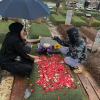 Potret Richa Novisha Ziarah ke Makam Gary Iskak, Ajak Anak - Ungkap Kerinduan