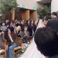 Potret Rose BLACKPINK Hadir di Pernikahan Staff, Outfit Kasual Bikin Visualnya Makin Cantik  