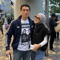 Potret Syahrini Temani Reino Barack Nonton Konser Oasis di Jepang