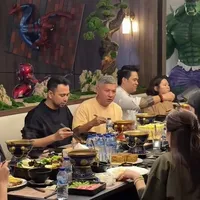 Potret The Dudas Minus One Bukber di Rumah Raffi Ahmad, Bercanda Tawa - Karaoke
