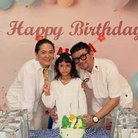 Potret Ulang Tahun Putri Poppy Sovia, Senang Dapat Kado Kadal Keren