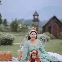 Potret Via Vallen yang Kini Fokus Asuh Anak, Akui Tengah Berada di Flamingo Era