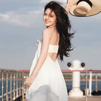 Potret Zhao Jinmai Dalam Update Weibo Terbaru, Santai Elegan di Kapal Yacht Mewah
