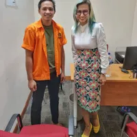 Punya Gaya Nyentrik, 10 Potret Liza Marielly Djaprie Psikolog Richard Eliezer yang Jadi Saksi Meringankan - Ikut Berdoa Untuk Keadilan