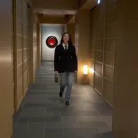 Raline Shah Eksplor Hotel Kyoto, Tampil Elegan Sambil Pose di Sudut Estetik