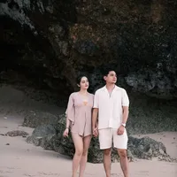 Ranty Maria dan Rayn Wijaya Pamer Momen Romantis di Pantai