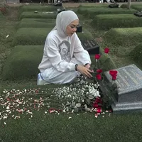 Richa Novisha Ziarah ke Makam Gary Iskak, Unggah Kenangan Bareng Mendiang Suami
