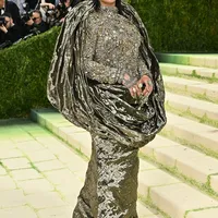 Rihanna Tampil Dramatis di Met Gala 2026, ASAP Rocky dengan Suit Pink