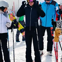 Sama-Sama Main Ski, Ini Aksi Luna Maya dan Ariel NOAH