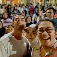 Ultah ke-39 Reza Rahadian Tetap Merakyat, Warga Minta Foto Diladenin Sampai Kelihatan Lelah