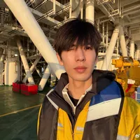 Zhang Linghe Barefaced Saat 'Magang' Jadi Teknisi, Kumis Tipis Disorot