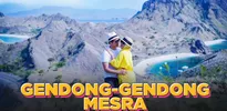 Liburan Syahrini ke Labuan Bajo Bareng Reino Barack, Gendong-Gendong Mesra - Foto Sama Komodo