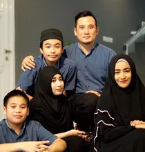 Berita Foto Tengku Firmansyah Intip 8 Potret Mesra Cindy Fatika Sari Dan Tengku Firmansyah Tetap Awet Dan Harmonis Di Usia Pernikahan 21 Tahun Kapanlagi Com