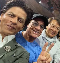 Berita Foto Jean Claude Van Damme Pertemuan Bersejarah Shahrukh Khan Seru Bareng Jackie Chan Van Damme Jason Momoa Kapanlagi Com