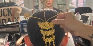 8 Potret Agnez Mo Hadiri Gold Gala, Tampil Cantik Kenakan Tusuk Konde Kembang Goyang - Sepatunya yang Bermotif Batik Jadi Sorotan