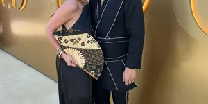 8 Potret Agnez Mo Hadiri Gold Gala, Tampil Cantik Kenakan Tusuk Konde Kembang Goyang - Sepatunya yang Bermotif Batik Jadi Sorotan