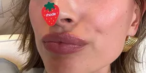 9 Potret Hailey Bieber dengan Wajah Glowing dan Makeup Viralnya yang Minimalis - Simak Tips dan Tutorialnya!