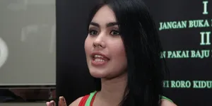 Kartika Putri Saat Preskon Film SAMUDRA HOTEL