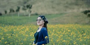 Manisnya Momen Vita Alvia Manja di Pangkuan Ayah - Selalu Jadi Putri Kecil Kesayangan Ayah!