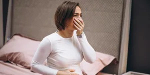 10 Cara Mengatasi Mual Saat Hamil Secara Tepat dan Alami