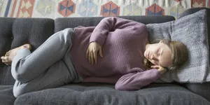 10 Cara Mengobati Asam Lambung Naik Secara Alami, Ampuh dan Cepat