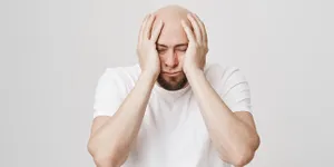 10 Cara Menumbuhkan Rambut Botak Secara Alami, Salah Satunya dengan Bawang Merah