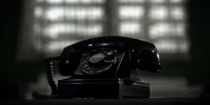 10 Film tentang Teror Telepon Misterius, Dering Biasa yang Jadi Mimpi Buruk