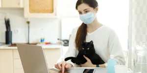 10 Potret Lucu Kucing Saat Bantuin Pemiliknya Kerja, Lucu dan Fotogenic Banget!