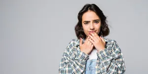 11 Cara Menghilangkan Bau Mulut Secara Alami, Mudah dan Permanen