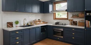 11 Inspirasi Warna Kitchen Set, Modern dari Putih sampai Navy