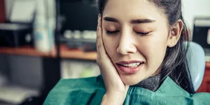 12 Cara Mengatasi Gusi Bengkak Secara Alami, Ampuh Langsung Kempes