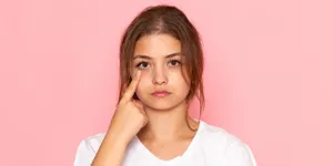 15 Cara Menghilangkan Mata Panda Secara Alami, Cepat dan Hemat