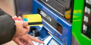 5 Cara Mengeluarkan Kartu ATM yang Tertelan dengan Mudah, Jangan Panik!