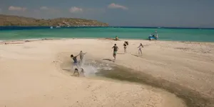 5CM REVOLUSI HATI Angkat Baluran Hingga Pulau Menjangan, Cast Susah Move On