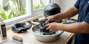 6 Cara Mengurangi Bau Lembap pada Helm Setelah Kehujanan, Bikin Nyaman Dipakai