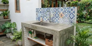 6 Desain Area Cuci Piring Outdoor dengan Meja Cor, Bikin Area Belakang Rumah Lebih Rapi