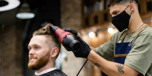 6 Gaya Rambut Mohawk yang Tak Lekang Waktu, Unik dan Stylish