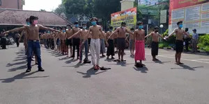 62 Pemuda Dijemur dan Dirapid Tes Usai Terjaring Razia Balapan Liar Subuh