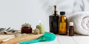 Jangan Dibuang, Ini 7 Cara Memanfaatkan Produk Skincare yang Nggak Cocok di Kulit