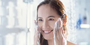 7 Cara Membersihkan Wajah dengan Benar, Agar Kulit Nggak Bermasalah