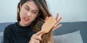 7 Cara Mengatasi Penuaan Dini pada Rambut, Bikin Kamu Pede Tiap Hari!