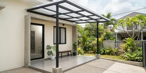 7 Desain Kanopi Tiang Teras Terbaik untuk Hunian Anda, Pesona Fasad Modern