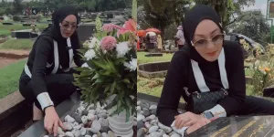 7 Potret Angelina Sondakh Ziarah ke Makam Adjie Massaid: Ke-14 Puasa Tanpamu