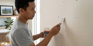 7 Trik Menutup Lubang Bekas Paku agar Tidak Terlihat Mencolok, Dinding Kembali Mulus