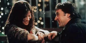 9 Film Romantis Tentang Dua Orang Asing yang Bertemu Berulang Kali Tanpa Pernah Saling Mengenal